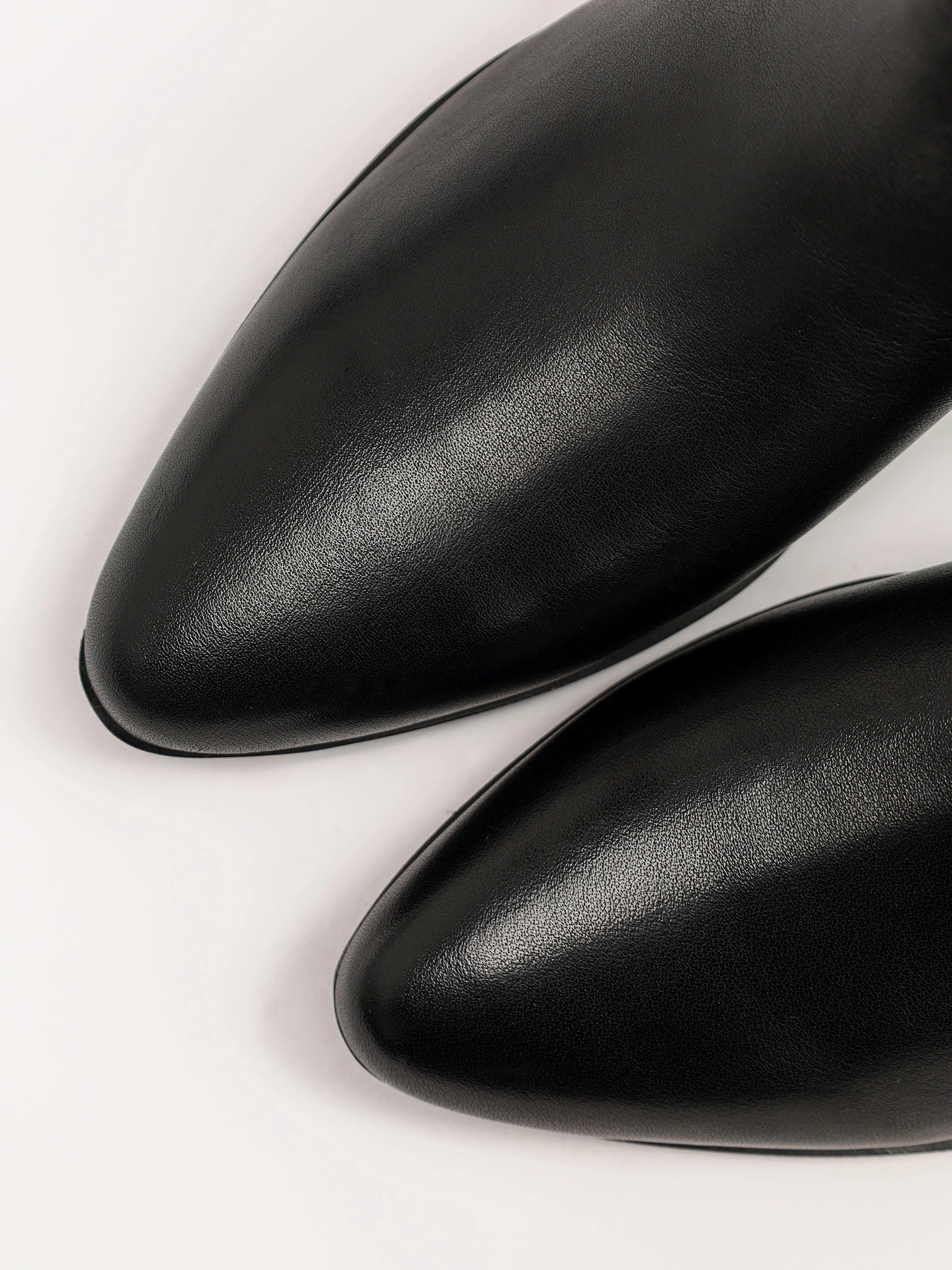 Ботинки черного цвета на низком каблуке